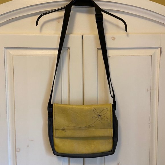 FLAT Yellow Messenger Bag - Picture 2 of 9